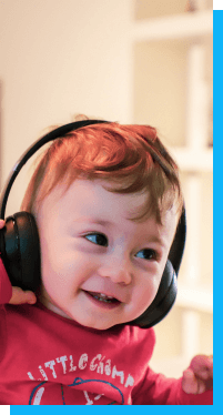 Bebê com fone de ouvido